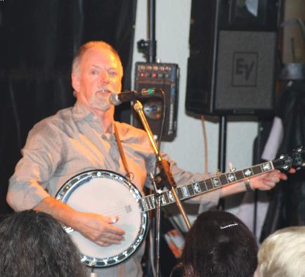 a plucking banjo player